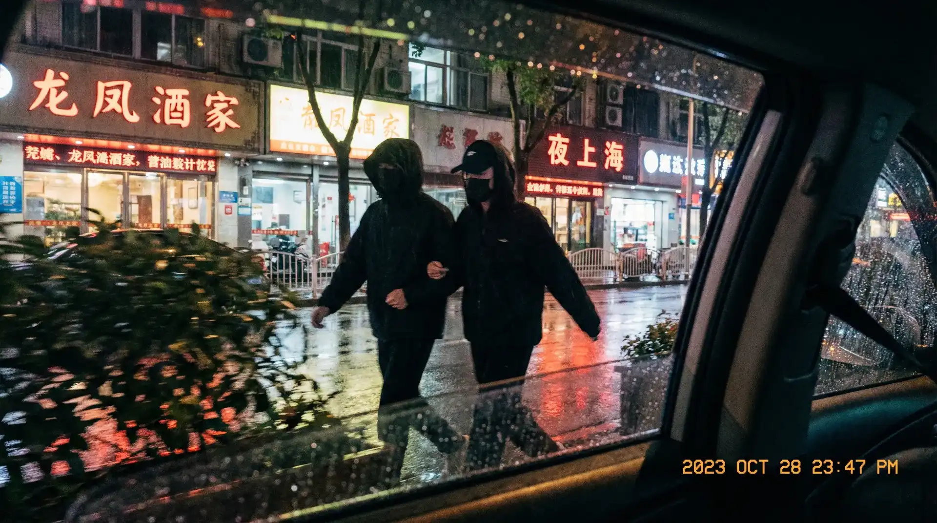 小视频 - 每日更新推荐，热门内容一站查看 - 顶流明星深夜密会现场抓拍照片